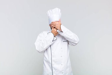 Kel adam iki eliyle kameraya hayır diyerek yüzünü kapatıyor! Resimler reddediliyor ya da yasaklanıyor