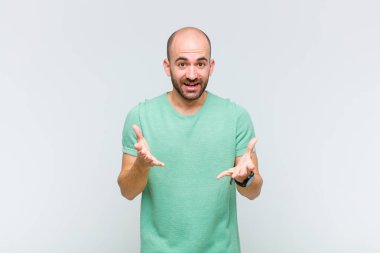 Kel adam kendini mutlu, şaşkın, şanslı ve şaşırmış hissediyor. İnanılmaz!