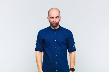 Kel adam şapşal ve komik görünüyor. Şaşı bakışlı, şakacı ve şakacı.