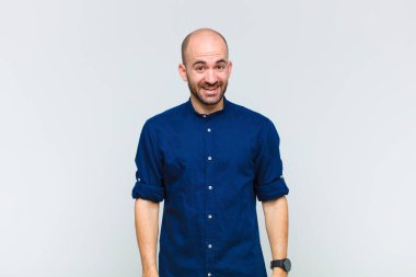 Kel adam mutlu ve hoş bir şekilde şaşırmış görünüyor. Büyülenmiş ve şok olmuş bir ifadeyle heyecanlanıyor.