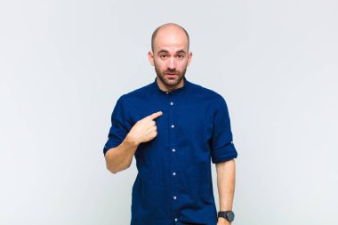 Kafası karışmış, kafası karışmış ve kendine güveni olmayan kel bir adam kendini gösterip kim olduğunu soruyor, ben mi??