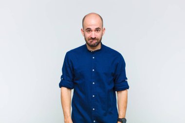 Kel adam bilgisiz, kafası karışık ve hangi seçeneği seçeceği konusunda kararsız, sorunu çözmeye çalışıyor.