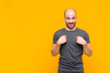Kel adam mutlu, şaşırmış ve gururlu hissediyor. Heyecanlı ve şaşkın bir bakışla kendini işaret ediyor.