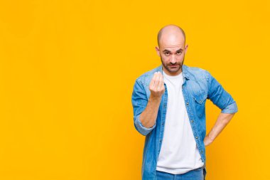 Kel adam kapiş ya da para yapıyor, sana borçlarını ödemeni söylüyor.!