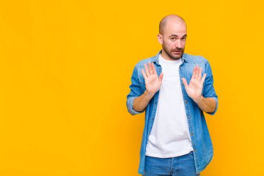 Kel adam gergin, endişeli ve endişeli görünüyor. Benim hatam olmadığını söylüyor. Yoksa ben yapmadım. 