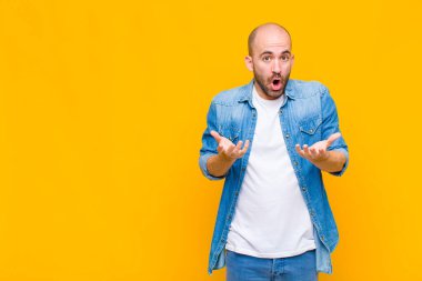 Kel adam ağzı açık ve şaşırmış, şok olmuş ve hayrete düşmüş inanılmaz bir sürprizle