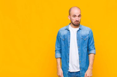 Kel adam üzgün ve stresli, kötü bir sürpriz yüzünden üzgün, olumsuz, endişeli bir bakışla