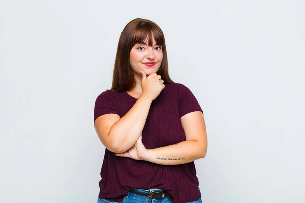 Mujer Con Sobrepeso Que Parece Seria Confundida Incierta Reflexiva Dudando — Foto de Stock