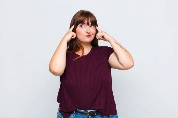 Donna Sovrappeso Cercando Concentrato Pensando Fondo Idea Immaginando Una Soluzione — Foto Stock