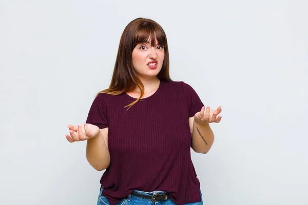 Vrouw Met Overgewicht Zich Onwetend Verward Voelen Niet Zeker Welke — Stockfoto