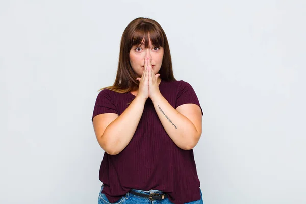 Mujer Con Sobrepeso Feliz Emocionada Sorprendida Sorprendida Cubriendo Boca Con — Foto de Stock