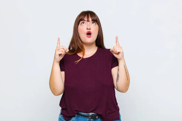 Overweight Woman Feeling Awed Open Mouthed Pointing Upwards Shocked Surprised — Stock Photo, Image