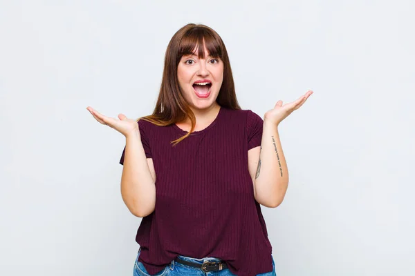 Overgewicht Vrouw Zoek Gelukkig Opgewonden Geschokt Met Een Onverwachte Verrassing — Stockfoto