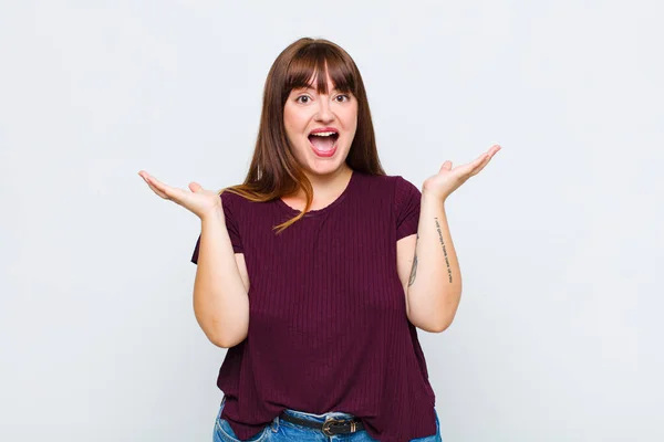 Mulher Com Sobrepeso Olhar Feliz Animado Chocado Com Uma Surpresa — Fotografia de Stock