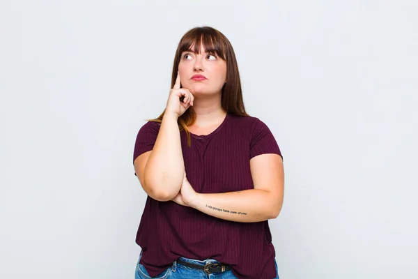 Vrouw Met Overgewicht Met Een Geconcentreerde Blik Zich Afvragend Met — Stockfoto