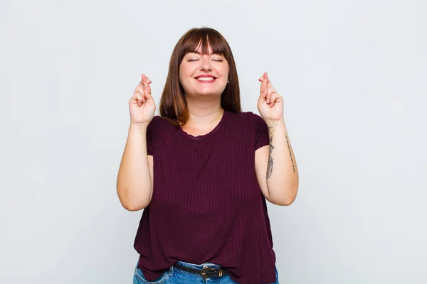 Överviktig Kvinna Känner Sig Nervös Och Hoppfull Korsar Fingrarna Ber — Stockfoto