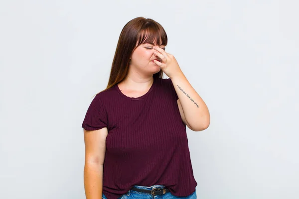 Übergewichtige Frau Fühlt Sich Angewidert Hält Nase Einen Unangenehmen Gestank — Stockfoto