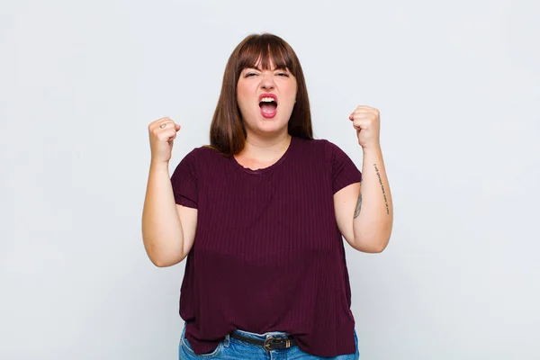 Mujer Con Sobrepeso Gritando Agresivamente Con Una Expresión Enojo Con — Foto de Stock