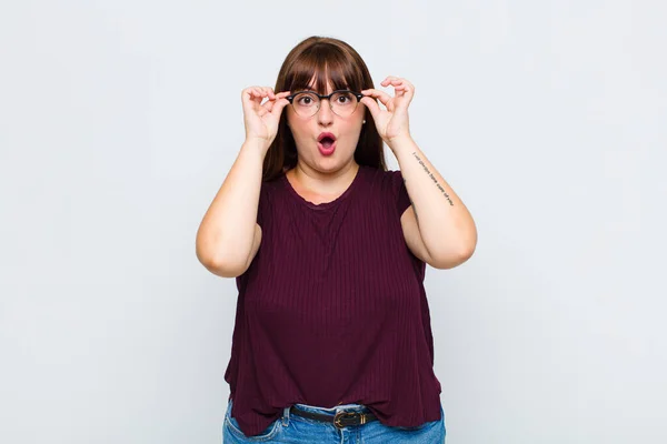 Die Übergewichtige Frau Ist Schockiert Erstaunt Und Überrascht Und Hält — Stockfoto
