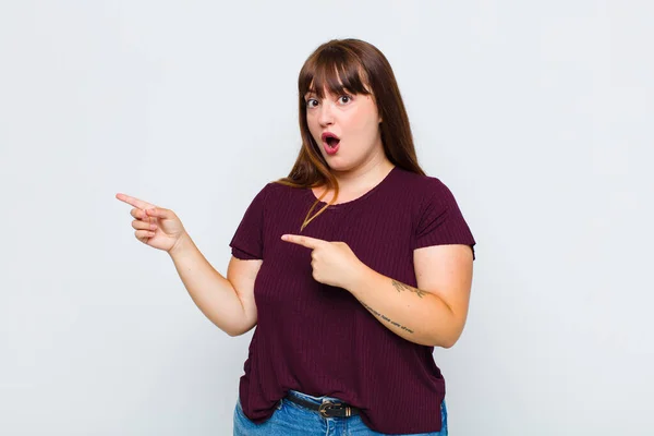 Overweight Woman Feeling Shocked Surprised Pointing Copy Space Side Amazed — Stock Photo, Image