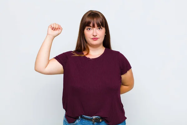 太りすぎの女性は深刻 強く反抗的な感じ 拳を上げる 抗議または革命のために戦う — ストック写真