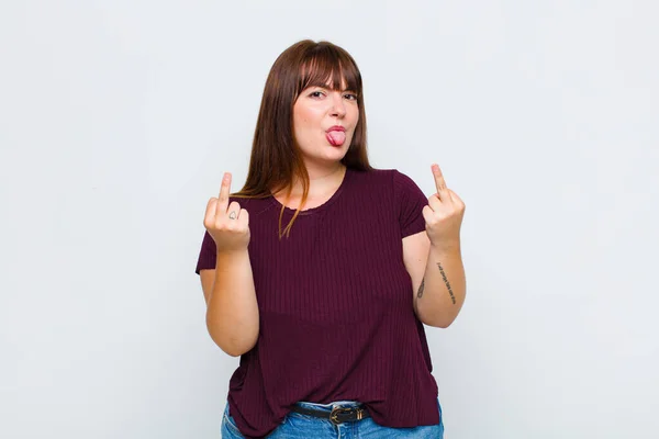Mulher Com Sobrepeso Sentindo Provocante Agressivo Obsceno Lançando Dedo Médio — Fotografia de Stock