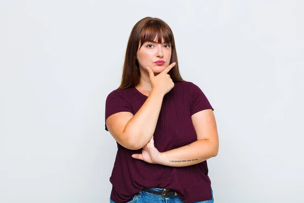 Übergewichtige Frau Die Ernst Nachdenklich Und Misstrauisch Wirkt Mit Einem — Stockfoto