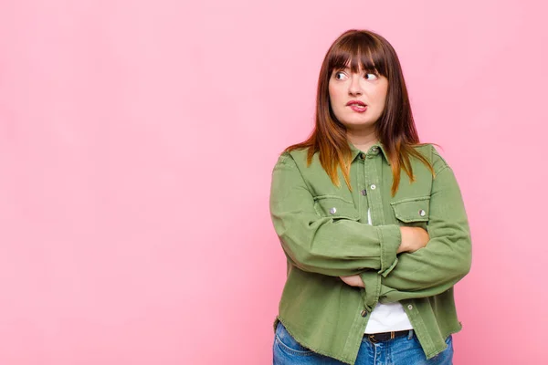 Overgewicht Vrouw Twijfelen Denken Bijten Lip Het Gevoel Onzeker Nerveus — Stockfoto