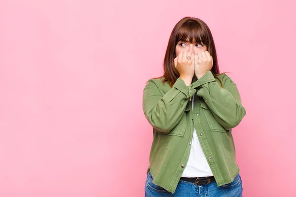 太りすぎの女性は心配している ストレスと恐怖 指の爪をかむと横方向のコピースペースを探して — ストック写真