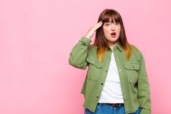 Vrouw Met Overgewicht Die Gelukkig Uitziet Verbaasd Verrast Glimlachend Realiserend — Stockfoto