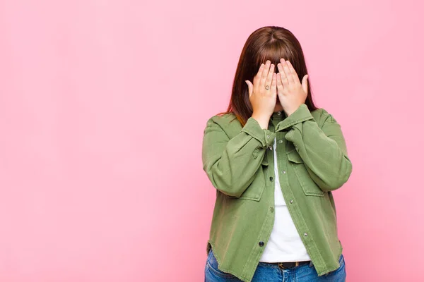 Mujer Con Sobrepeso Sintiéndose Triste Frustrada Nerviosa Deprimida Cubriendo Cara — Foto de Stock