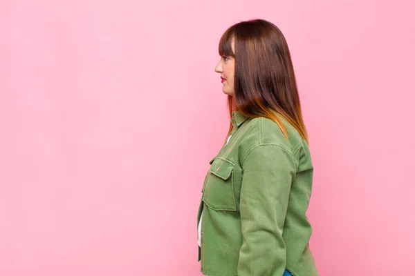 Overgewicht Vrouw Profiel Bekijken Zoek Naar Ruimte Kopiëren Vooruit Denken — Stockfoto