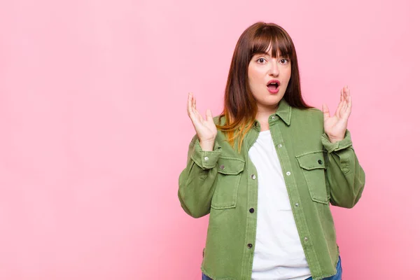 Overgewicht Vrouw Kijken Geschokt Verbaasd Met Kaak Viel Verrassing Bij — Stockfoto