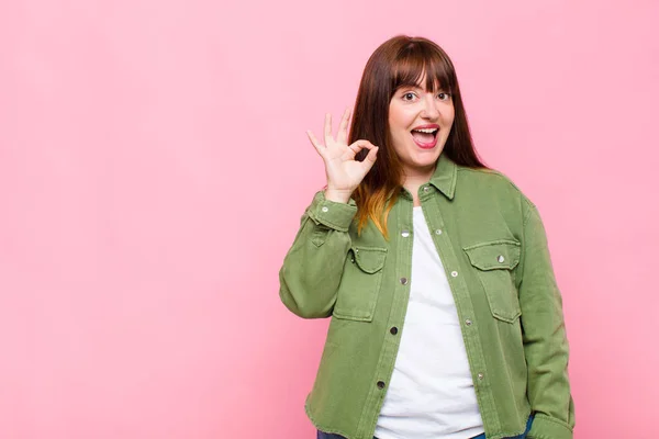 Mulher Com Sobrepeso Sentindo Bem Sucedida Satisfeita Sorrindo Com Boca — Fotografia de Stock