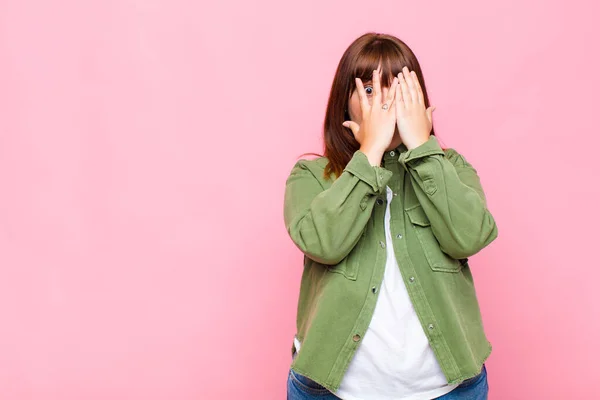 Mujer Con Sobrepeso Sintiéndose Asustada Avergonzada Espiando Espiando Con Los — Foto de Stock