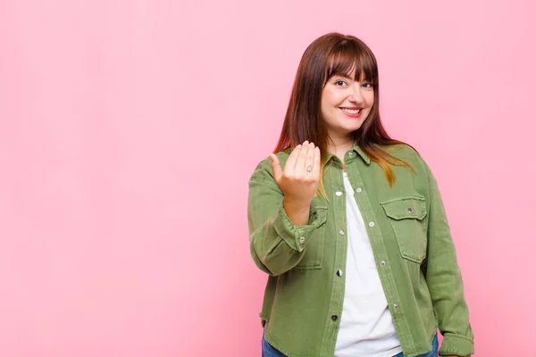 Mulher Com Excesso Peso Sentindo Feliz Bem Sucedido Confiante Enfrentando — Fotografia de Stock