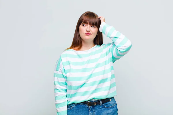 Overweight Woman Feeling Puzzled Confused Scratching Head Looking Side — Stock Photo, Image