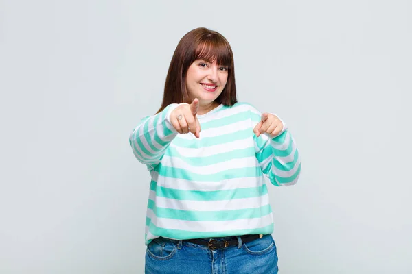 Übergewichtige Frau Fühlt Sich Glücklich Und Selbstbewusst Zeigt Mit Beiden — Stockfoto