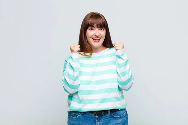 Overgewicht Vrouw Voelt Zich Geschokt Opgewonden Gelukkig Lachen Vieren Succes — Stockfoto
