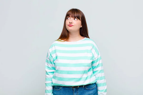 Übergewichtige Frau Mit Einem Besorgten Verwirrten Ahnungslosen Gesichtsausdruck Die Aufschaut — Stockfoto