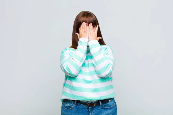 Mujer Con Sobrepeso Cubriendo Cara Con Las Manos Asomándose Entre — Foto de Stock