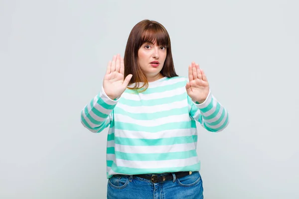 Vrouw Met Overgewicht Die Serieus Ongelukkig Boos Ontevreden Uitziet Verbiedt — Stockfoto