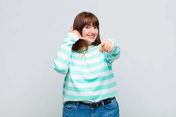 Mujer Con Sobrepeso Sonriendo Alegremente Apuntando Cámara Mientras Hace Una —  Fotos de Stock