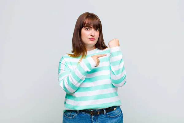 太りすぎの女性は焦りと怒り時計を指して時間通りにいたい — ストック写真