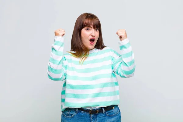 Mujer Con Sobrepeso Celebrando Éxito Increíble Como Ganador Mirando Emocionado —  Fotos de Stock