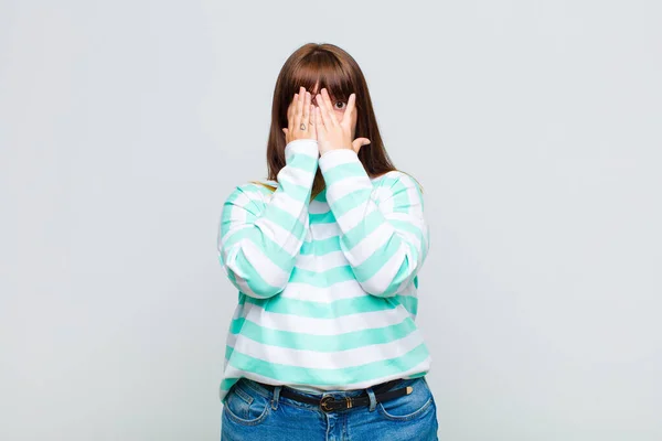 Mujer Con Sobrepeso Sintiéndose Asustada Avergonzada Espiando Espiando Con Los — Foto de Stock