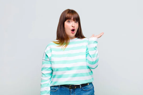 Overgewicht Vrouw Kijken Verrast Geschokt Met Kaak Laten Vallen Houden — Stockfoto