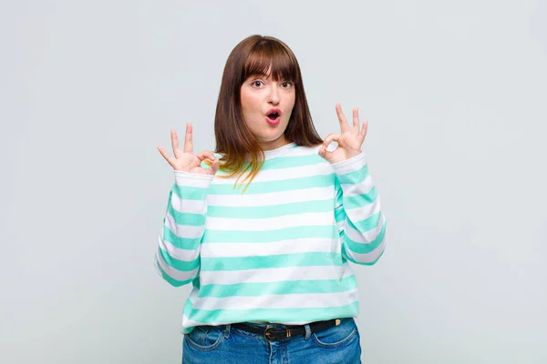 Donna Sovrappeso Sentirsi Scioccato Stupito Sorpreso Mostrando Approvazione Rendendo Segno — Foto Stock