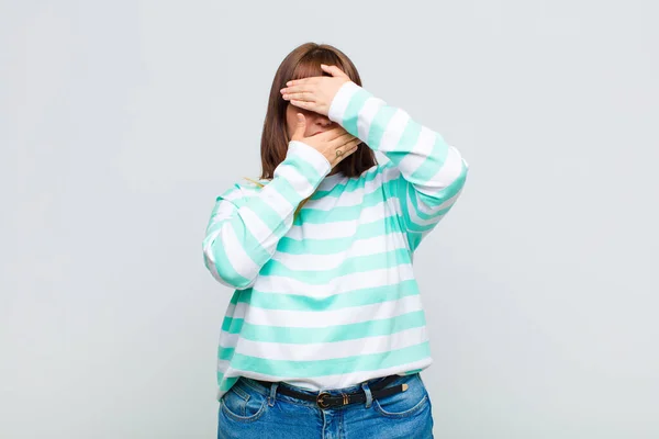 Mujer Con Sobrepeso Cubriendo Cara Con Ambas Manos Diciendo Cámara — Foto de Stock