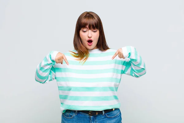 Overweight Woman Feeling Shocked Open Mouthed Amazed Looking Pointing Downwards — Stock Photo, Image